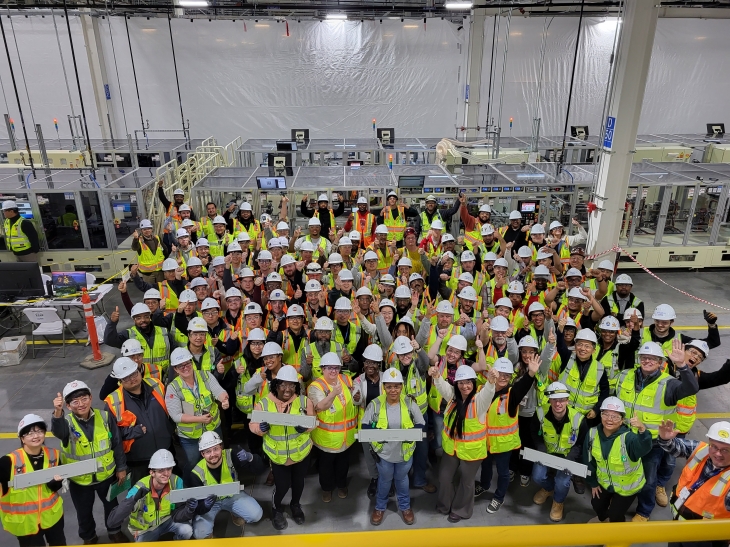 1일(현지시간) 미국 테네시주 스프링힐에 위치한 얼티엄셀즈 제2공장에서 직원들이 첫번째 생산품인 배터리를 들고 기념사진을 찍고 있다. LG에너지솔루션 제공