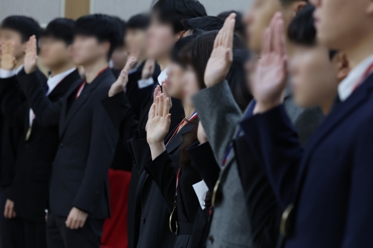 23일 광주 동구 전남대학교 의과대학 명학회관에서 열린 학위수여식에서 졸업생들이 히포크라테스 선서를 하고 있다. 2024.2.23 광주 연합뉴스