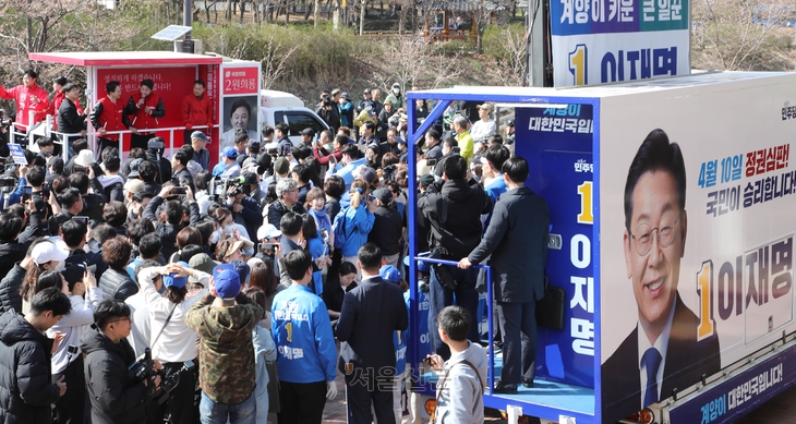 더불어민주당 이재명 대표가 지난달 31일 인천 계양구 서운동성당 앞에서 지지를 호소하고 있다.  홍윤기 기자