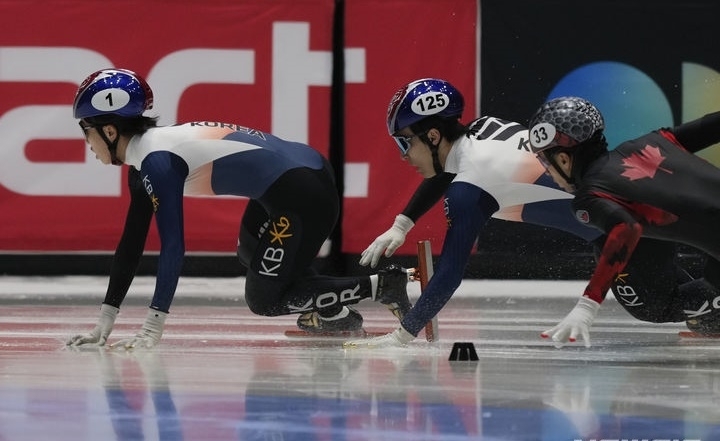 박지원(왼쪽)이 지난달 17일 네덜란드 로테르담 아호이 아레나에서 열린 2024 국제빙상경기연맹(ISU) 세계 쇼트트랙 선수권대회 남자 1000m 결승 경기 도중 황대헌의 반칙으로 중심을 잃고 있다. 박지원은 이후 넘어지며 경기를 이어가지 못했다. 박지원은 전날 1500m 결승에서도 황대헌과 충돌해 넘어지며 메달을 따내지 못했다. 로테르담 AP 뉴시스