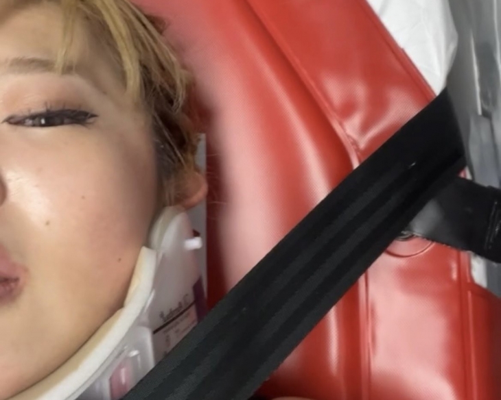 일본 여성 프로레슬러 코바시 마리카가 구급차로 이송되는 모습. 코바시 마리카 엑스(X)
