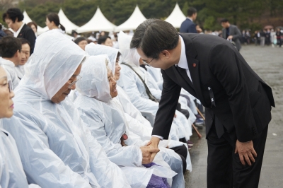 김동연 지사, 제주 4·3 영령 추모···제주에 두 번째 고향사랑기부금