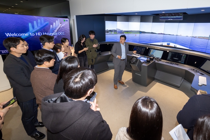 2일 경기 성남시 HD현대글로벌R&amp;D센터에서 최봉준(오른쪽) HD현대마린솔루션 수석매니저가 디지털 융합센터의 기능을 설명하고 있다. HD현대마린솔루션 제공