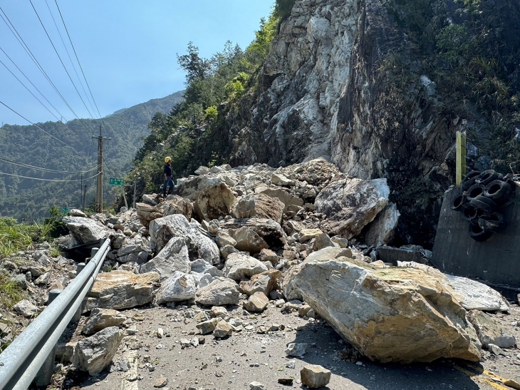 3일 오전 7시 58분(현지시간) 대만 동부 화롄에서 규모 7.2의 강진이 발생해 대만 전역이 피해를 입었다. 중부 타이중의 한 고속도로에 낙석이 쏟아져 일부 구간이 가로막혔다.  타이중 AFP 연합뉴스