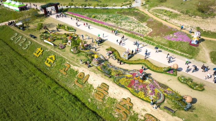 전남 화순군은 19~28일 세계문화유산 ‘화순 고인돌 유적지’ 일대에서 ‘2024 화순 고인돌 봄꽃축제’를 개최한다. 지난해 도곡면 축제장 전경. 화순군 제공