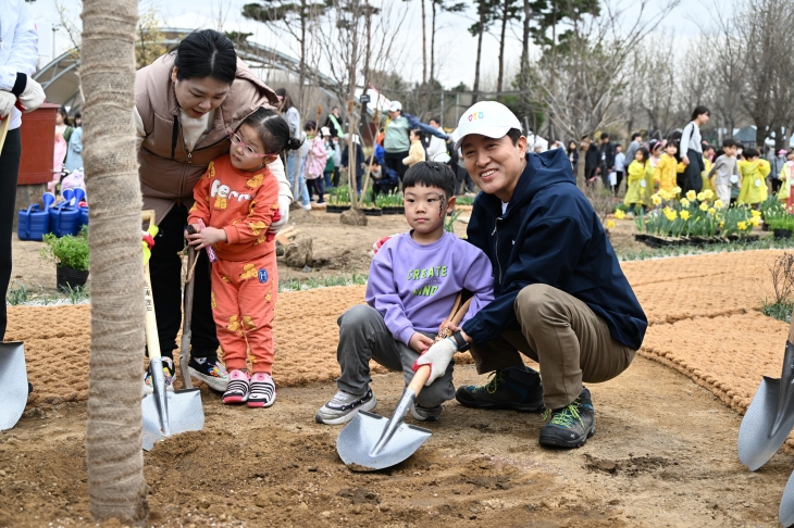 오세훈 시장, 식목일 앞두고 ‘정원도시 서울 만들기’
