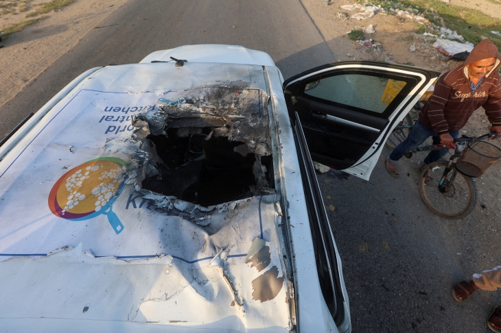 2일(현지시간) 팔레스타인 가자지구 중부 데이르 알발라에서 한 주민이 전날 폭파된 국제구호단체 월드센트럴키친(WCK) 소속 트럭 옆을 지나가고 있다. 전날 이스라엘군의 오폭으로 WCK 차량 3대가 공습을 받아 민간인 7명이 숨졌다. 가자 로이터 연합뉴스