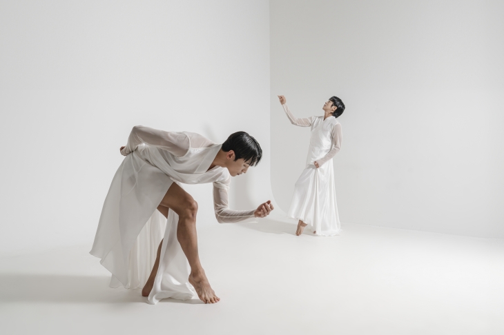 국립무용단 초연작 ‘사자의 서’에서 2인 1역 망자 역을 맡은 주역 무용수 최호종(앞)과 조용진(뒤). 국립극장 제공