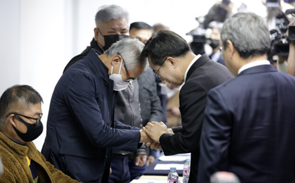 김동연 경기지사가 선감학원 피해자들을 위로하고 있다. (경기도 제공)