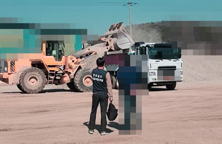 경남도 특별사법경찰관에 적발된 날림먼지 관리 부실 사업장. 2024.4.4. 경남도 제공