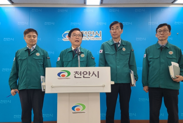 김석필 천안시 부시장이 4일 기자회견을 하고 있다. 이종익 기자