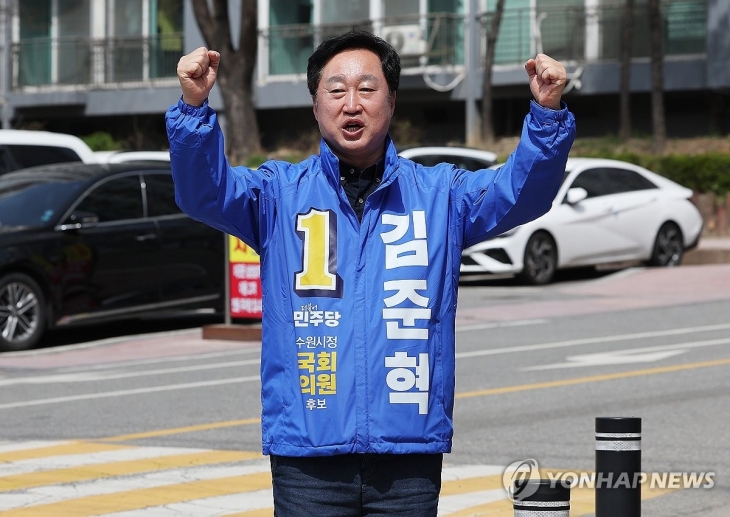 제22대 국회의원선거 수원정에 출마한 더불어민주당 김준혁 후보가 지난 2일 오후 경기도 수원시 영통구의 한 아파트 단지에서 시민들과 인사하고 있다. 연합뉴스