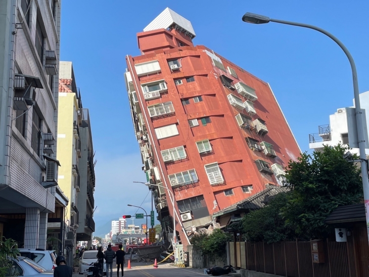3일 오전 규모 7.4의 지진으로 대만 타이베이 중산로에 있는 주택 한 채가 기울어져 있다. 2024.4.3 대만 중앙통신사 제공