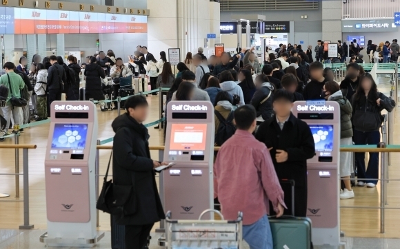 인천국제공항 1터미널 출국장에서 이용객들이 출국 수속을 밟고 있다. 연합뉴스