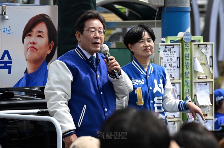 이재명(왼쪽) 더불어민주당 대표 겸 상임선거대책위원장이 4일 부산 진구에서 서은숙 부산진구갑 후보 지지유세를 하고 있다. 2024.4.4 부산 오장환 기자