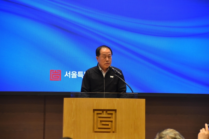 ‘서울시건축사회 제30대 회장 취임식’에서 김용호 의원이 축사하고 있다.