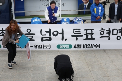 큰절 받은 이재명 “주인이 종에게 하면 버릇 나빠져”