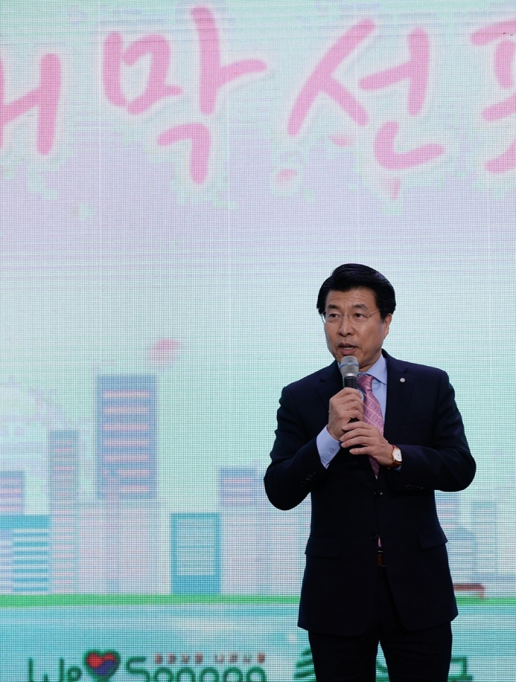 서강석 서울 송파구청장이  ‘호수벚꽃축제’ 개막을 선포하고 있다. 송파구 제공