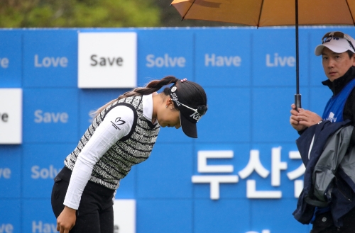 윤이나가 4일 제주 서귀포시 테디밸리 골프앤리조트(파72·6685야드)에서 열린 KLPGA 투어 국내 개막전 ‘두산건설 위브 챔피언십(총상금 12억원)’ 1라운드 1번홀에서 티샷을 치기 전 갤러리들에게 고개 숙여 인사하고 있다. 뉴시스