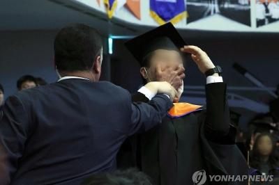 “‘입틀막’ 선거에 이용말라”…尹 대통령에 항의, 끌려간 KAIST 졸업생