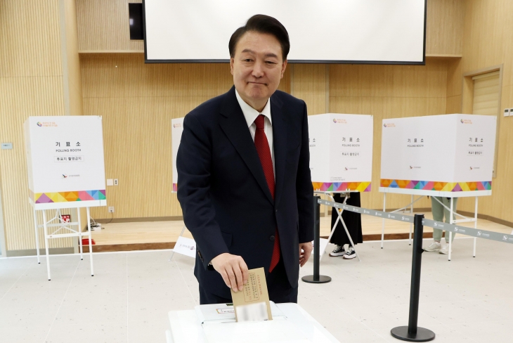 윤석열 대통령, 부산에서 제22대 총선 사전투표