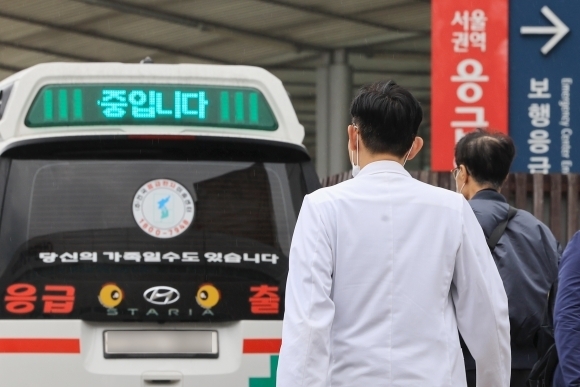지난달 19일 서울 시내 한 대학병원에서 의료 관계자가 이동하고 있다. 연합뉴스