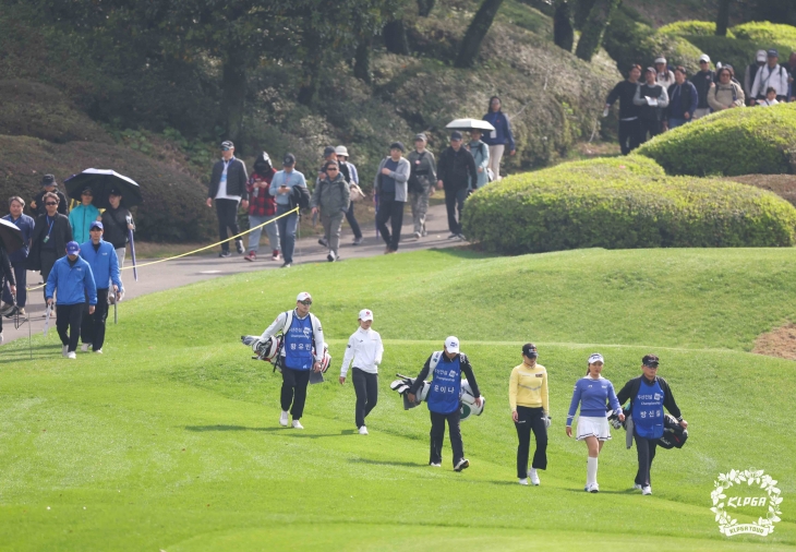 5일 두산건설 위브 챔피언십 2라운드를 함께 경기한 윤이나와 방신실. 황유민. KLPGA 제공