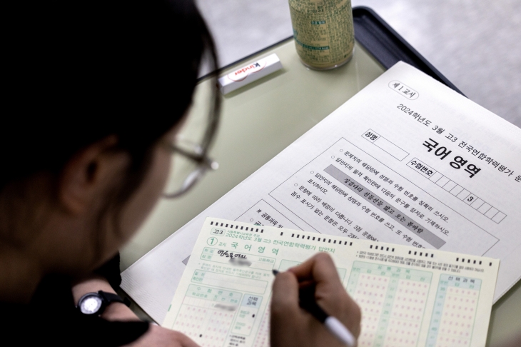 2025학년도 대학수학능력시험 대비 3월 전국연합학력평가가 시행된 28일 서울 영등포구 영등포여자고등학교에서 수험생들이 답안지에 마킹하고 있다. 뉴스1