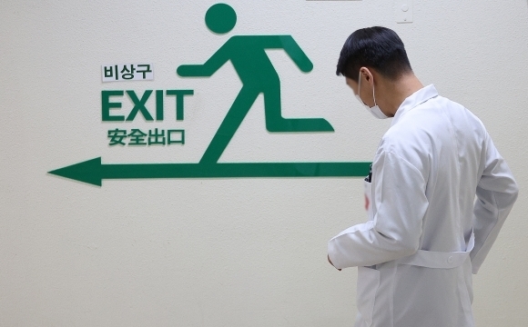 지난달 21일 대구의 한 대학병원에서 의료 관계자가 이동하고 있다. 대구 연합뉴스
