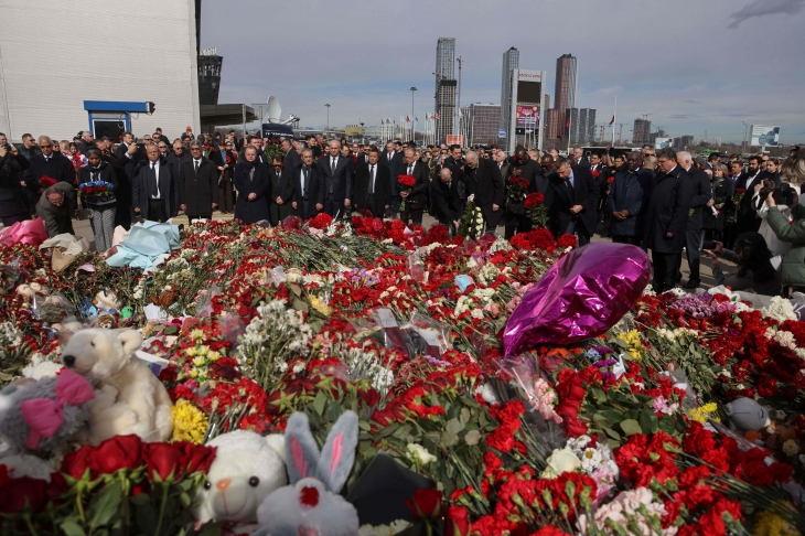 러시아 모스크바 외곽 공연장에서 발생한 테러로 희생된 이들을 추모하기 위한 추모식이 30일(현지시간) 크로커스 시청 콘서트장에서 열리고 있다. 모스크바 AFP 연합뉴스