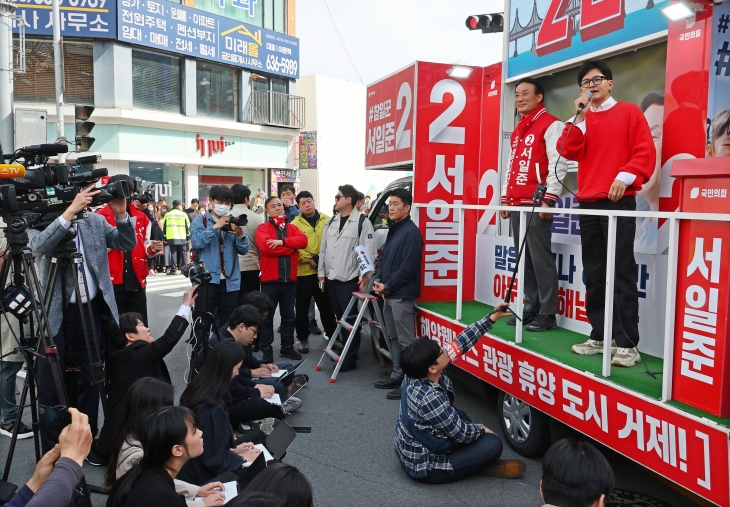 한동훈 국민의힘 비상대책위원장 겸 총괄 선거대책위원장이 6일 경남 거제시 고현사거리에서 서일준 후보의 지지를 호소하고 있다. 2024.4.6 연합뉴스