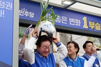 ‘대파 헬멧’ 쓴 이재명 “칼틀막, 입틀막 부족해 파틀막까지”