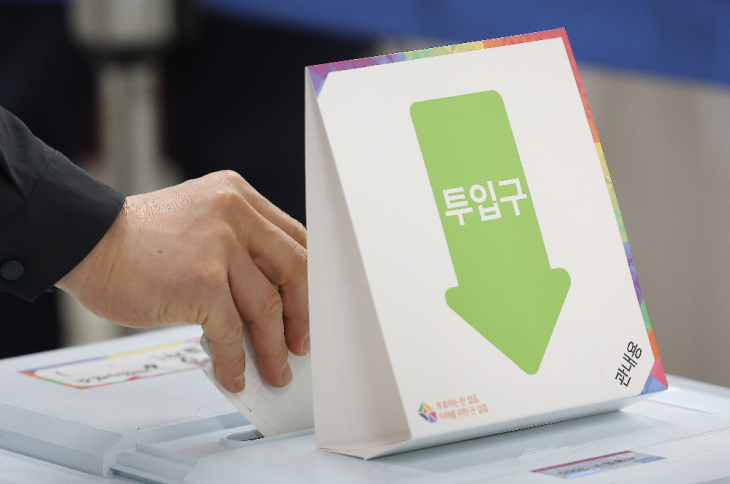 제22대 국회의원 총선거 사전투표 둘째 날이자 마지막 날인 6일 오전 서울 중구 명동주민센터에 마련된 사전투표소에서 유권자가 투표함에 투표 용지를 넣고 있다. 2024.4.6 뉴스1