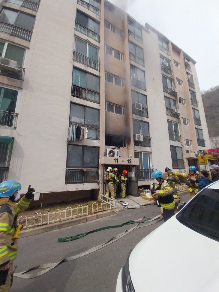6일 오후 2시38분쯤 인천시 서구 가정동 한 아파트 1층에서 불이나 10대 지적장애인이 숨졌다.(인천서부소방서 제공)