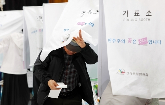 제22대 국회의원 선거 사전투표 둘째날인 6일 오전 광주 서구 치평초등학교에 마련된 사전투표소에서 유권자들이 사전투표를 하고 있다. 연합뉴스