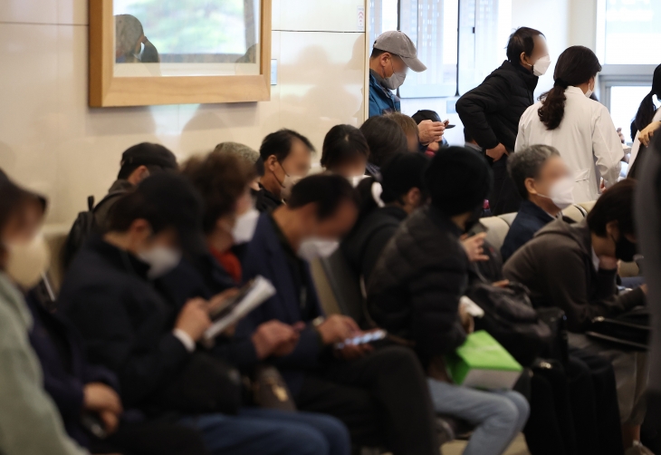 지난 1일 서울 한 대학병원에서 환자와 내원객들이 진료를 기다리고 있다. 연합뉴스