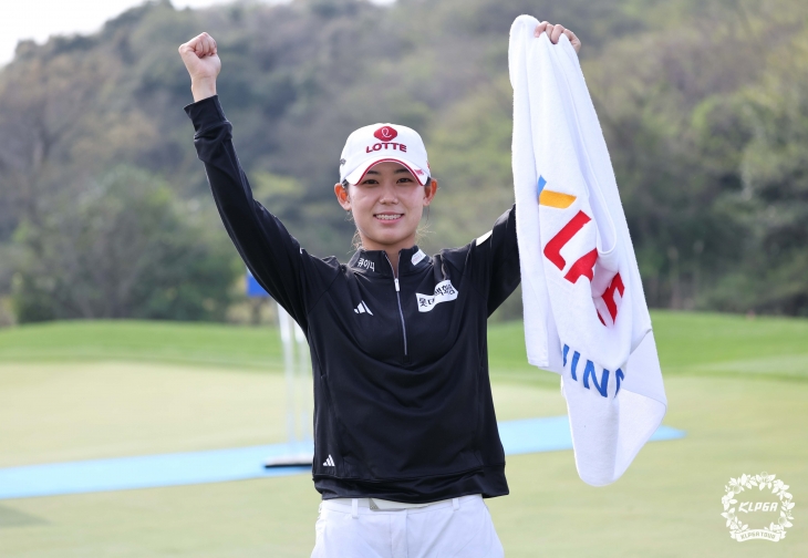 7일 2024 KLPGA 투어 국내 개막전 두산건설 위브 챔피언십에서 우승한 황유민이 기뻐하고 있다. KLPGA 제공