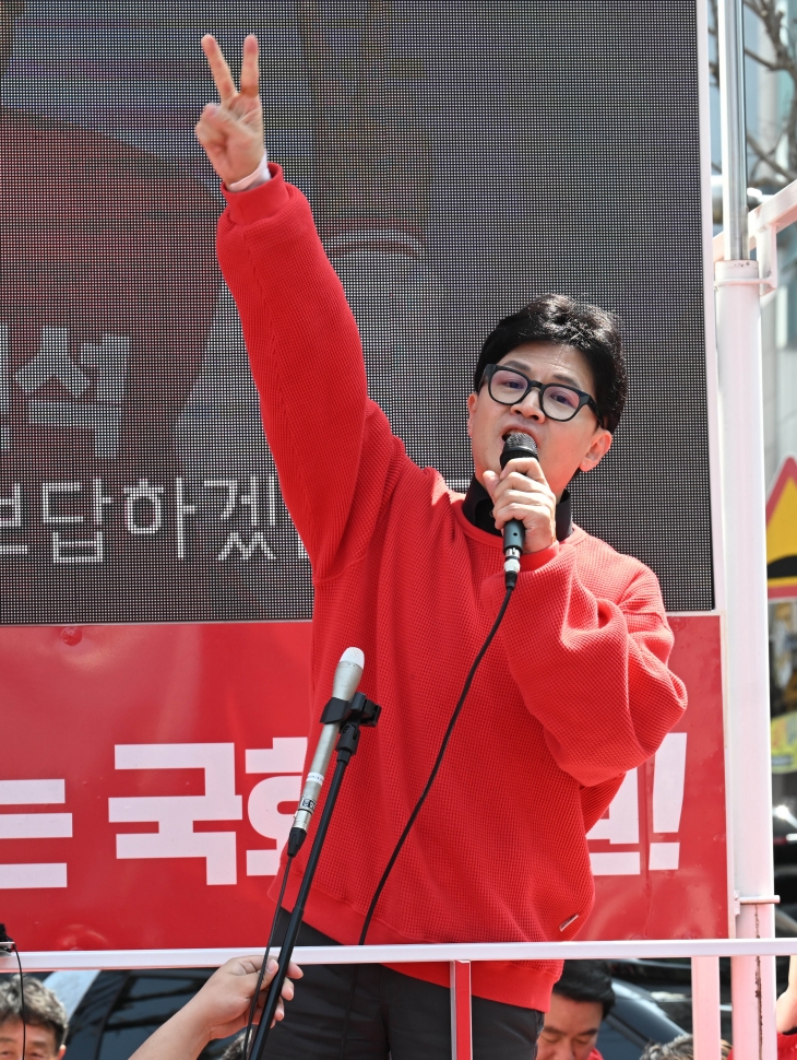 한동훈 국민의힘 총괄선거대책위원장이 7일 공주 부여 청양살리기’ 공주대 대학로 지원유세를 공주대후문 삼거리 앞후보와 함께 지지를 호소하고 있다. 공주 안주영 전문기자