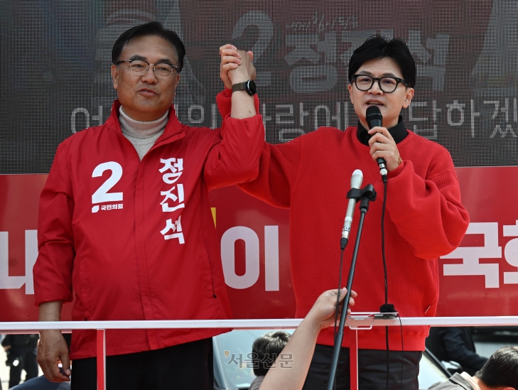 한동훈(오른쪽) 국민의힘 비상대책위원장이 7일 충남 공주시 공주대 인근 유세현장에서 정진석(충남 공주·부여·청양) 후보의 손을 잡고 지원 유세를 하고 있다. 공주 안주영 전문기자