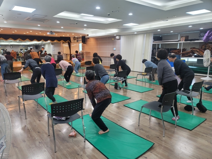 서울 서초구가 운영하는 인공지능(AI) 운동돌봄서비스를 이용하는 어르신들이 일주일에 한 번 진행하는 단체 운동프로그램에 참여해 운동하고 있다. 서초구 제공