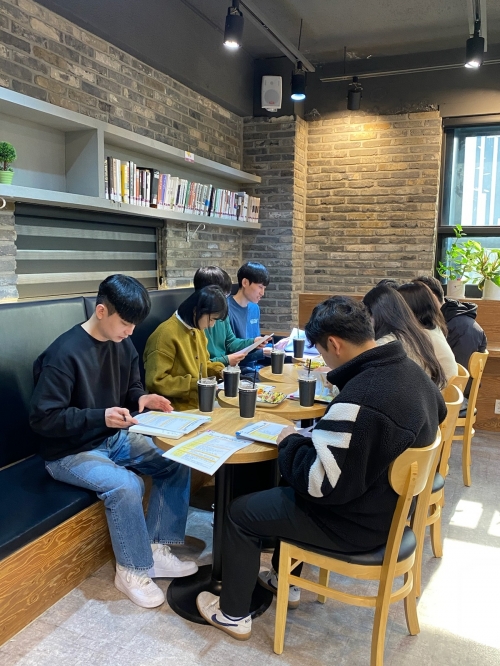 서울 강서구의 신규 공무원들이 입직 2년 차 선배 공무원으로부터 업무 교육을 받고 있다. 강서구 제공