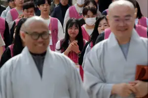 thumbnail - “스님 옆에서 단체미팅” 외로운 男女 모인 ‘나는 절로’…커플 성사율이 무려