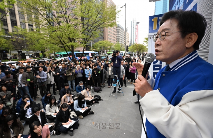 이재명 더불어민주당 대표가 8일 서울 영등포구 여의도 우체국 인근에서 후보 지원 유세를 하고 있다.  윤기 기자