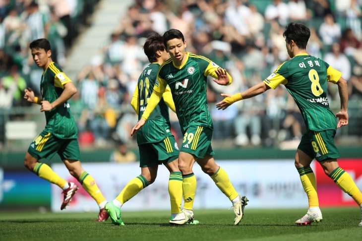 전북 현대 선수들이 7일 전주월드컵경기장에서 열린 2024 K리그1 강원FC와의 6라운드에서  골을 넣고 기뻐하고 있다. 한국프로축구연맹 제공