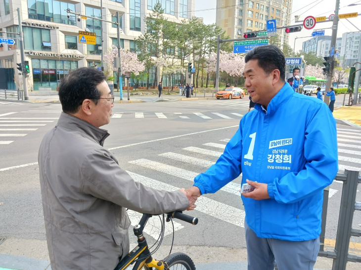 8일 서울 강남구 자곡초등학교 앞에서 강청희 더불어민주당 후보가 시민과 악수를 하고 있다. 김서호 수습기자