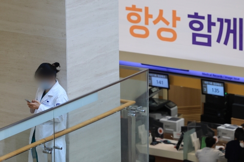 정부의 의대 정원 증원에 따른 의정갈등이 장기화하는 가운데 8일 서울 한 대학병원에서 간호사가 스마트폰을 하며 동료를 기다리고 있다. 연합뉴스