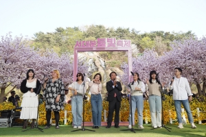 ‘핫플’ 홍제폭포에 ‘꽃동산’ 안산까지…서대문 봄꽃축제 40만 찾았다