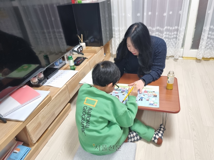 서울시 북한이탈주민 자녀 학습·정서 멘토링에 참여하고 있는 일곱살 현우(가명)군이 지난달 29일 강서구 방화동 한 임대아파트 거실에서 선생님과 기초 한글 수업을 하고 있다.