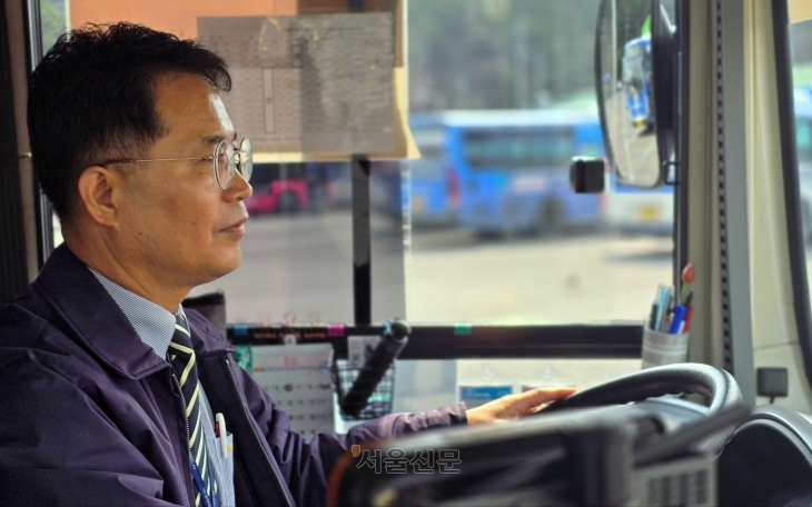 ‘시 읽어 주는 버스기사’ 박기석씨가 지난 5일 경북 포항 216번 버스를 몰고 양덕 차고지를 출발하고 있다.