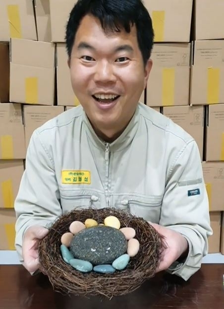 충남 아산에 있는 석재 회사 ‘온양석산’의 김명성 대리가 ‘반려돌’을 소개하는 모습. 온양석산 인스타그램 캡처